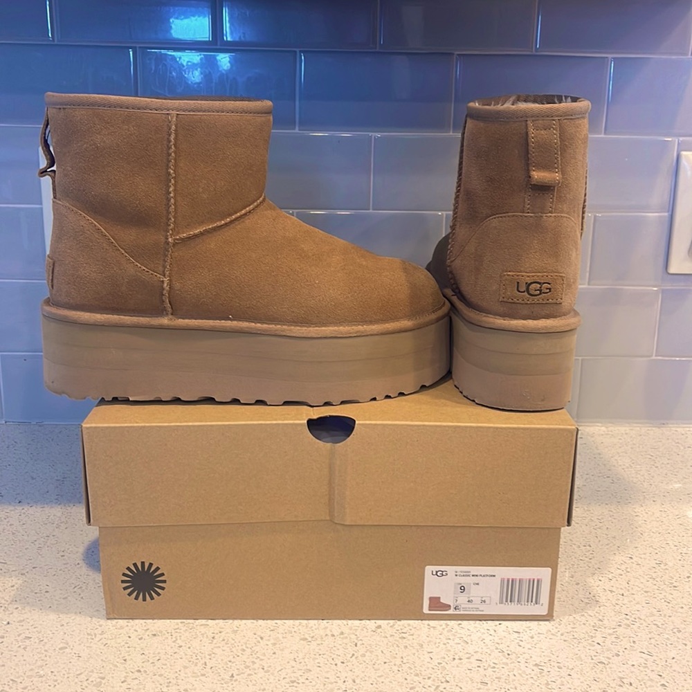 Like new in box Ugg Classic Mini Platform size 9.